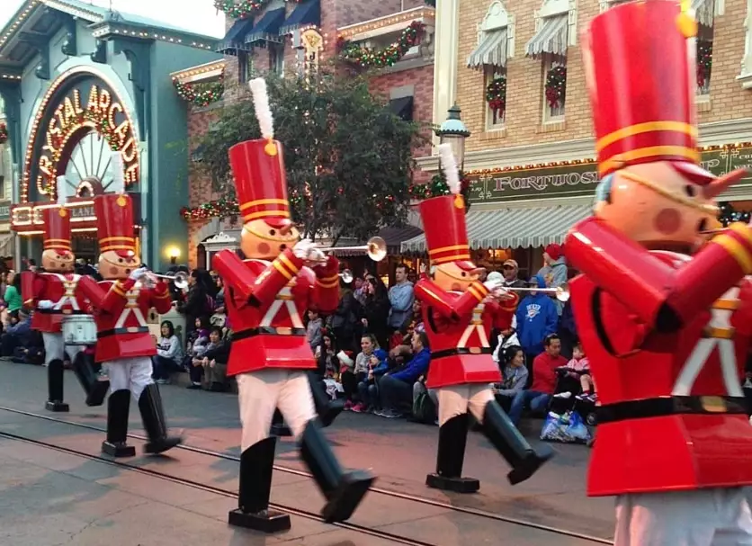 Disneyland crowd calendar